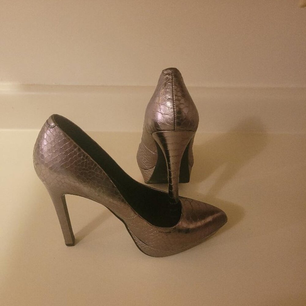 BCBG Pump